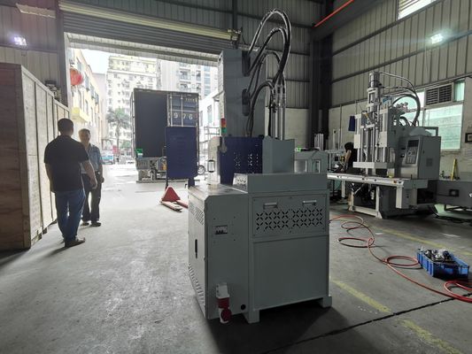 Máquina de moldagem por injecção vertical de plástico de 30 T 6.7kW com 13 KN Força de ejetor de baixa manutenção