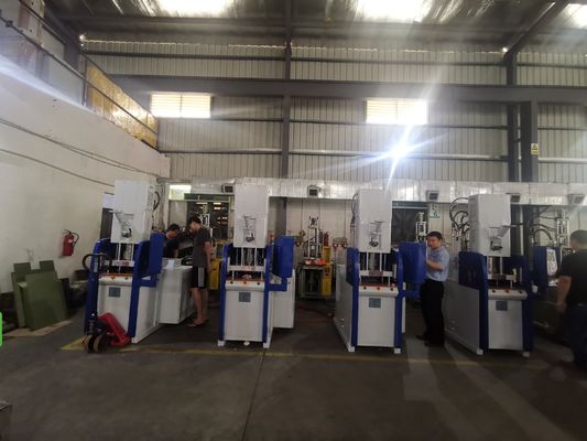 Máquina de moldagem por injecção vertical de plástico de 30 T 6.7kW com 13 KN Força de ejetor de baixa manutenção
