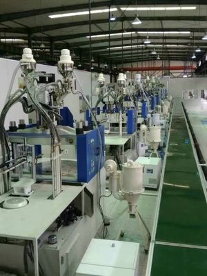 Máquina de moldagem por injecção de plástico vertical de 30 mm de diâmetro de parafuso multi-cor