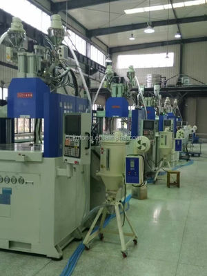 Máquina de moldagem por injecção de plástico vertical de punho de faca de cor dupla de PP JTT-550 2V-3R