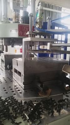 Máquina de moldagem por injecção de plástico vertical de 55T, com diâmetro de parafuso de 40mm para força de ejeção de 1,8T