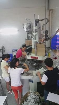 Máquina de moldagem por injecção de plástico vertical de 55T, com diâmetro de parafuso de 40mm para força de ejeção de 1,8T