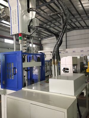 Máquina de moldagem por injecção vertical de alta velocidade 55T 12kW 1 ano de garantia