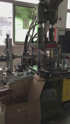 15T Máquina de moldagem por injecção compacta vertical fácil de operar para fones de ouvido