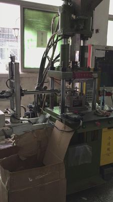 Máquina de moldagem por injecção vertical semiautomática 20T para peças sobressalentes após o serviço