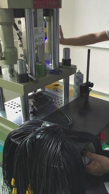 Máquina de moldagem por injecção vertical semiautomática 20T para peças sobressalentes após o serviço
