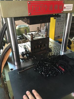 35T Máquina de moldagem por injecção vertical de plástico Max Luz do dia 340/280mm Para chip automático