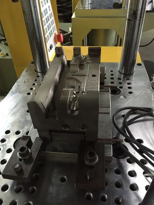 35T Máquina de moldagem por injecção vertical de plástico Max Luz do dia 340/280mm Para chip automático