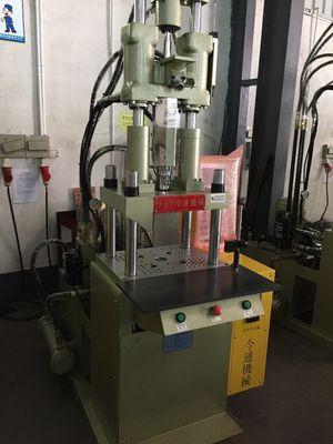Máquina de moldagem por injecção vertical de plástico robótico de 45T com traço de ejetor de 45 mm