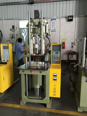 Máquina de moldagem por injecção vertical de plástico de 45T 110 Cm3 Volume teórico de tiro para protetor de PVC