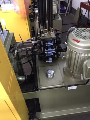 Pequena máquina de moldagem por injecção vertical de plástico de 30 toneladas de diâmetro de parafuso de 25 mm