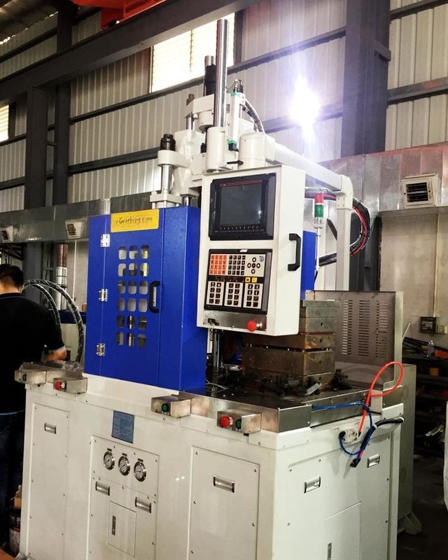 Máquina de moldagem por injecção vertical para produção em grande volume