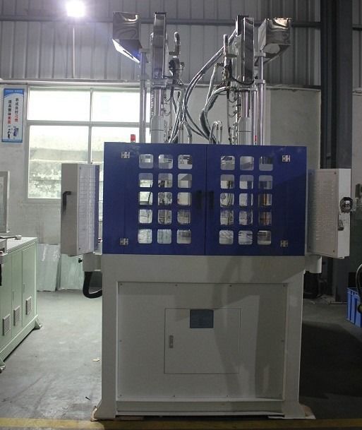 Máquina de moldagem por injecção de plástico vertical de 30 mm de diâmetro de parafuso multi-cor